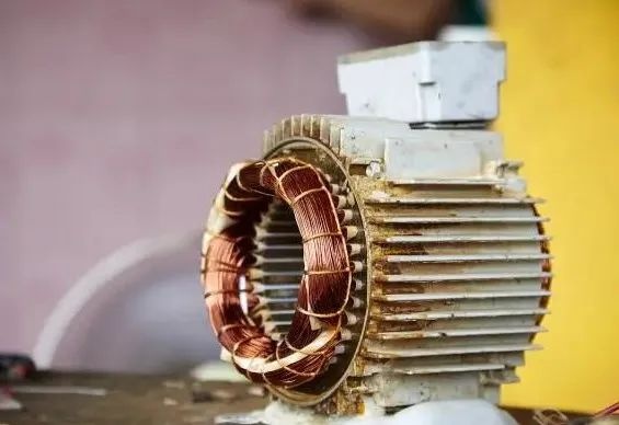 What is the starting method and working principle of a synchronous motor?