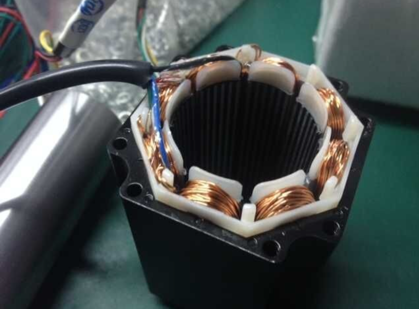 How does the permanent magnet motor withstand high temperature?