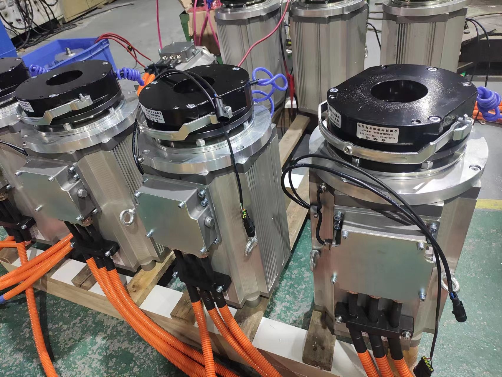 What is the relationship between the motor service coefficient and the working system?
