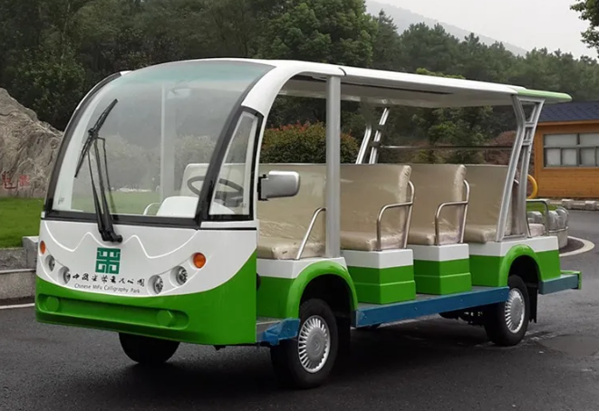 How far can an electric sightseeing car travel on a single charge with Xinda Motor?