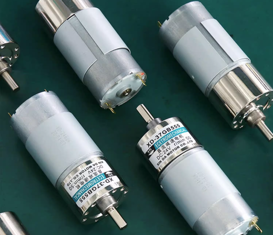 Selection principles of fixed and free ends for small motors in motor bearing systems