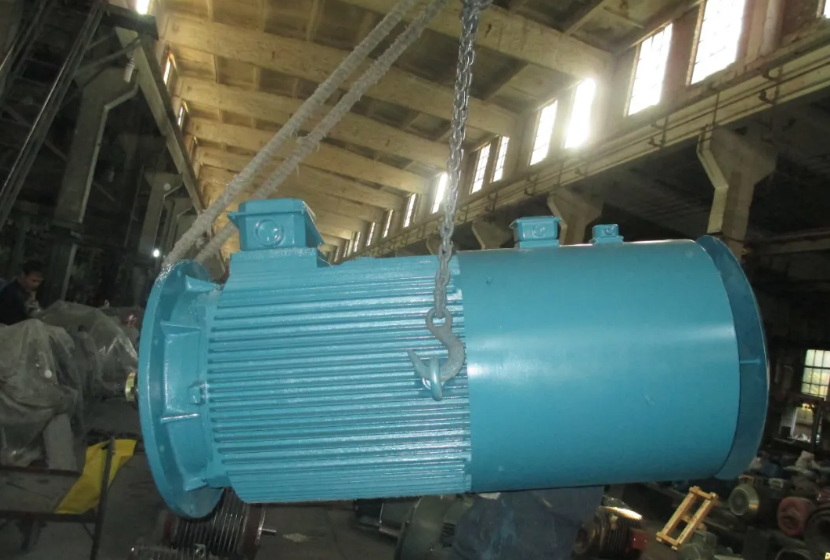 Why do some variable frequency motors require two junction boxes for their independent fans?